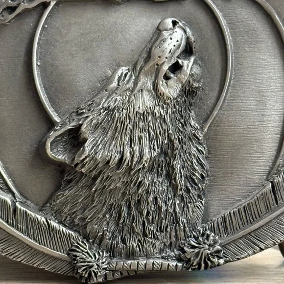 Siskiyou Buckle Co 1994 Pewter Howling Wolf and Feather 3” Belt Buckle - Picture 6 of 7